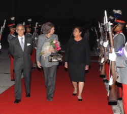 Su Majestad la Reina junto a la Primera Dama de Guatemala, Rosa Leal y el embajador de España en ese país, Manuel María Lejarreta, a su llegada al aer